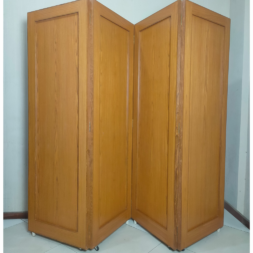 sekat kayu pembatas ruangan